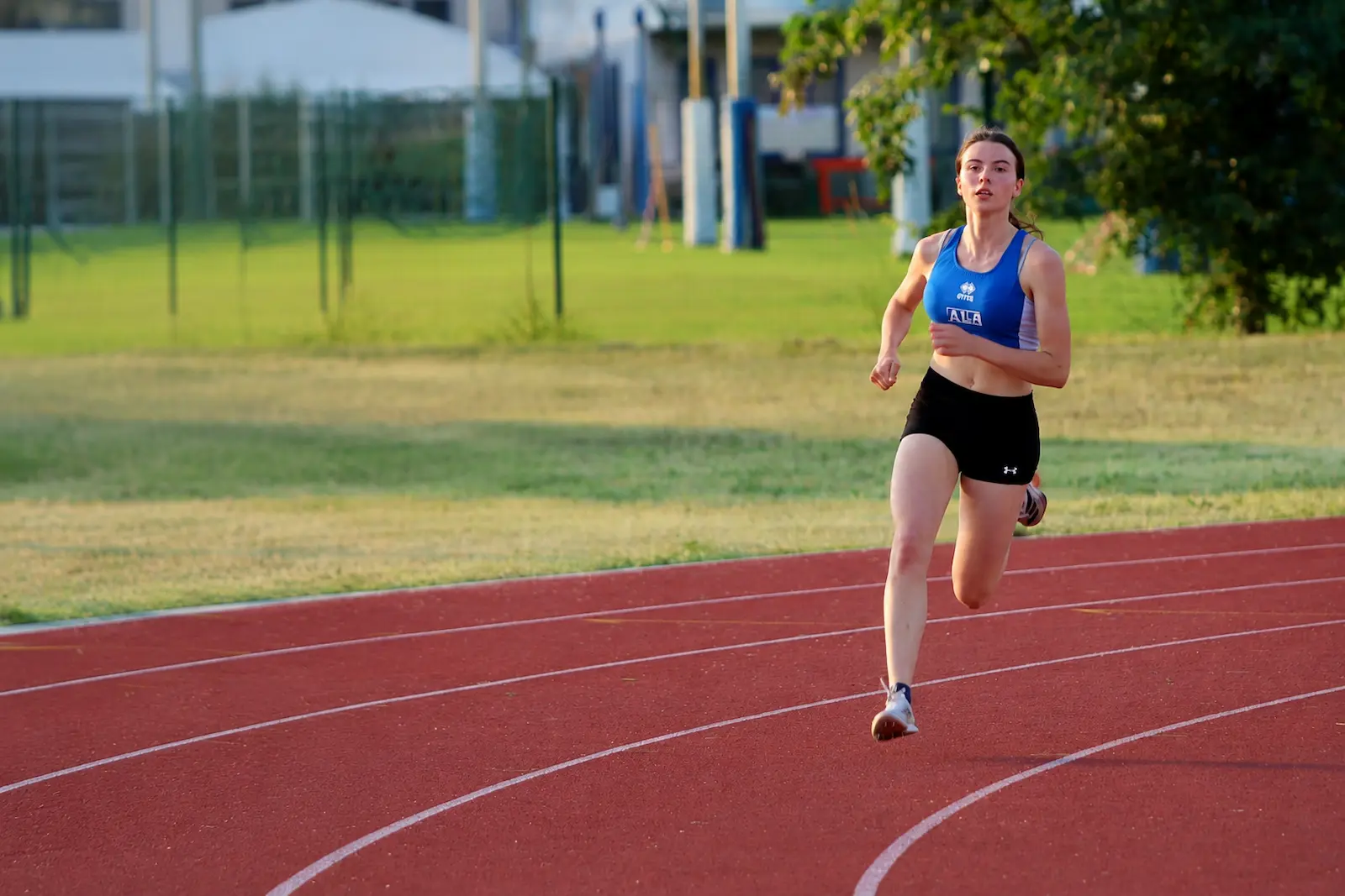Atleta durante un allenamento di atletica leggera ad Abbiategrasso